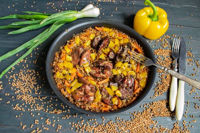 Рассыпчатая гречка с куриной печенью в духовке Рассыпчатая гречка с куриной печенью в духовке