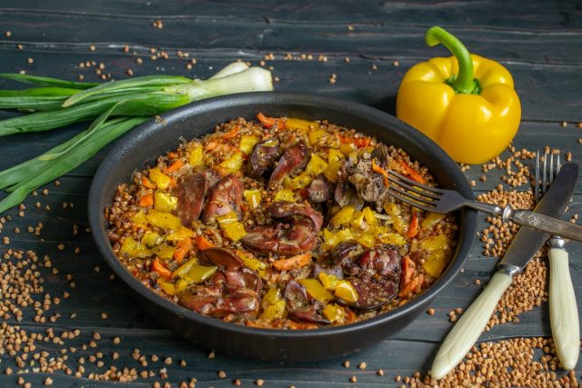 Рассыпчатая гречка с куриной печенью в духовке Рассыпчатая гречка с куриной печенью в духовке
