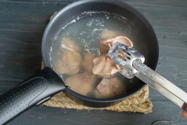 В кипящую воду кладём кусочки печенки на 3 минуты В кипящую воду кладём кусочки печенки на 3 минуты
