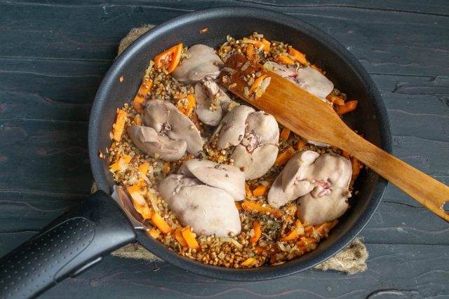 Добавляем соль и тимьян, выкладываем сверху на овощи и крупу кусочки печенки Добавляем соль и тимьян, выкладываем сверху на овощи и крупу кусочки печенки