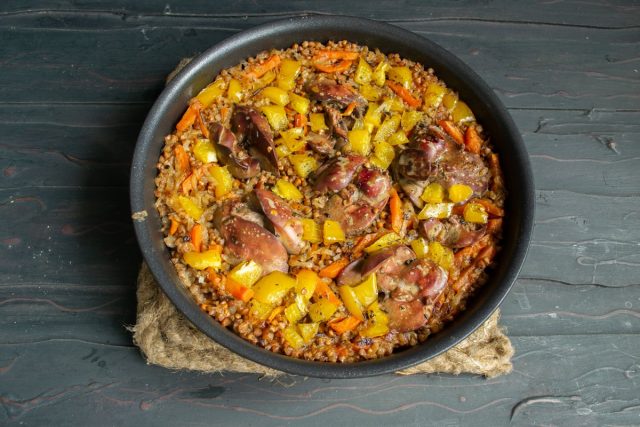 Рассыпчатая гречка с куриной печенью в духовке готова Рассыпчатая гречка с куриной печенью в духовке готова