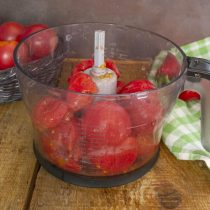 Кладём очищенные от кожицы томаты в чашу блендера