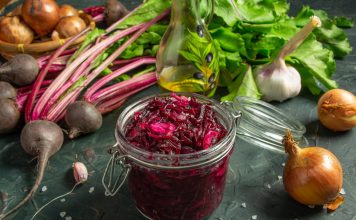 Вкусный салат из свёклы с чесноком и луком на зиму