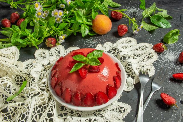 Желе из персиков с клубникой — идеальный летний десерт