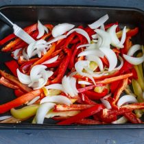 К перцу добавляем порезанный крупными дольками репчатый лук К перцу добавляем порезанный крупными дольками репчатый лук