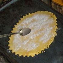 Обрезаем край фигурным резаком, посыпаем тесто картофельным крахмалом Обрезаем край фигурным резаком, посыпаем тесто картофельным крахмалом