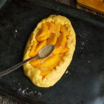 Посыпаем коричневым сахаром Посыпаем коричневым сахаром