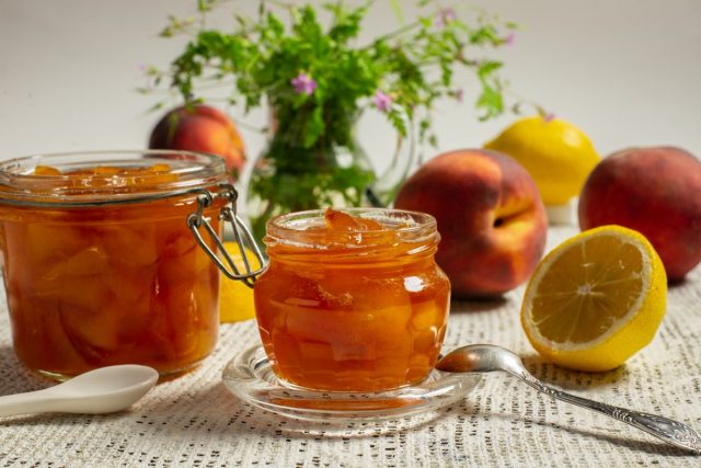 Густой персиковый джем с лимоном и лимонной цедрой