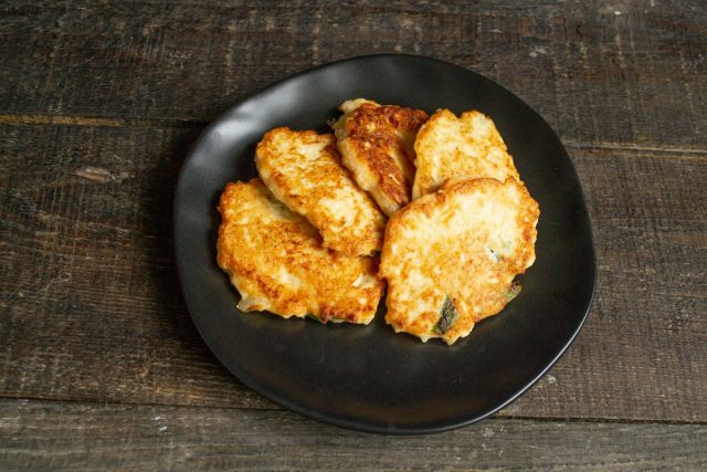 Картофельные драники с курицей готовы