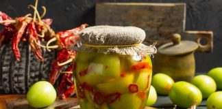 Квашеные зелёные помидоры с чесноком и чили без стерилизации