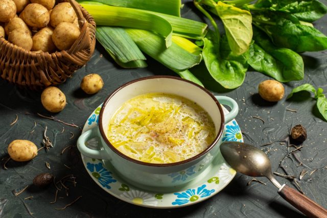 Летний сливочный суп со спаржей, молодым картофелем и луком пореем