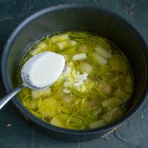 За 1-2 минуты до готовности наливаем в суп сливки, перемешиваем, по вкусу солим, натираем мускатный орех