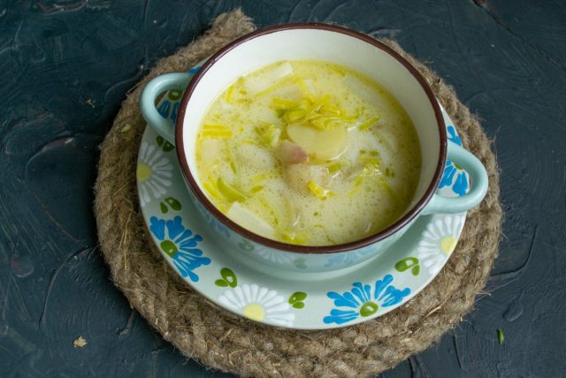 Летний сливочный суп со спаржей, молодым картофелем и луком пореем готов