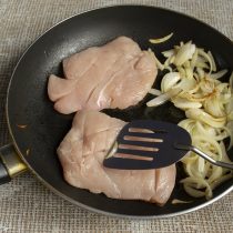 Ломтики филе надрезаем ножом, кладём мясо на сковороду к луку Ломтики филе надрезаем ножом, кладём мясо на сковороду к луку