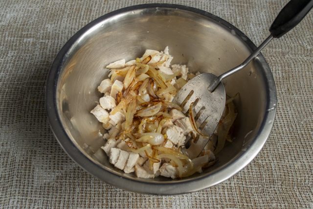 Нарезаем поджаренное филе небольшими кубиками, перекладываем в глубокую миску, добавляем лук и масло со сковороды