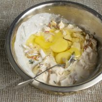 Разбиваем в тесто куриные яйца, насыпаем соль по вкусу и перемешиваем Разбиваем в тесто куриные яйца, насыпаем соль по вкусу и перемешиваем