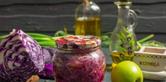 Вкусный салат из красной капусты с яблоками, луком и корицей на зиму