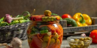 Вкусный салат из помидоров и огурцов с оливками на зиму