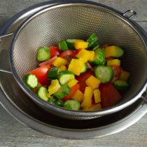 Режем перец небольшими кубиками и кладём в дуршлаг Режем перец небольшими кубиками и кладём в дуршлаг