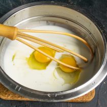Наливаем в миску несладкий йогурт или кефир, разбиваем яйца, солим