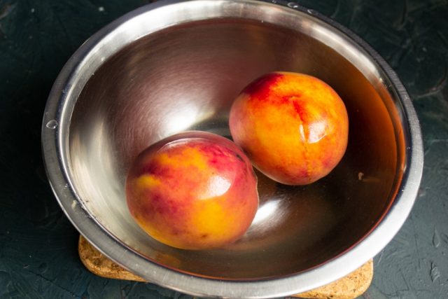 Ошпаренные персики перекладываем в миску с ледяной водой