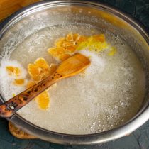 Добавляем нарезанный мандарин и лимонную цедру