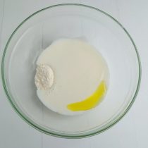 Смесь из соли, сахара, разрыхлителя, кефира и оливкового масла Смесь из соли, сахара, разрыхлителя, кефира и оливкового масла