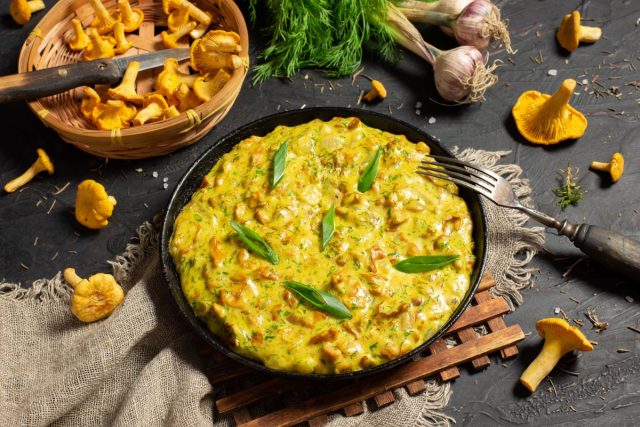 Ароматные лисички, жаренные со сметаной и луком Ароматные лисички, жаренные со сметаной и луком