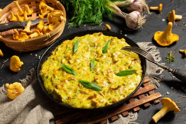 Ароматные лисички, жаренные со сметаной и луком