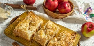 Ароматный пирог из слоёного теста с творогом, яблоком и корицей - Рецепты Ароматный пирог из слоёного теста с творогом, яблоком и корицей