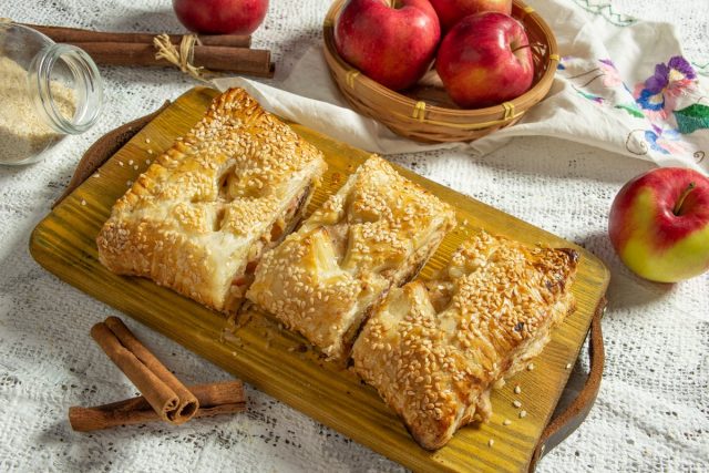 Ароматный пирог из слоёного теста с творогом, яблоком и корицей Ароматный пирог из слоёного теста с творогом, яблоком и корицей