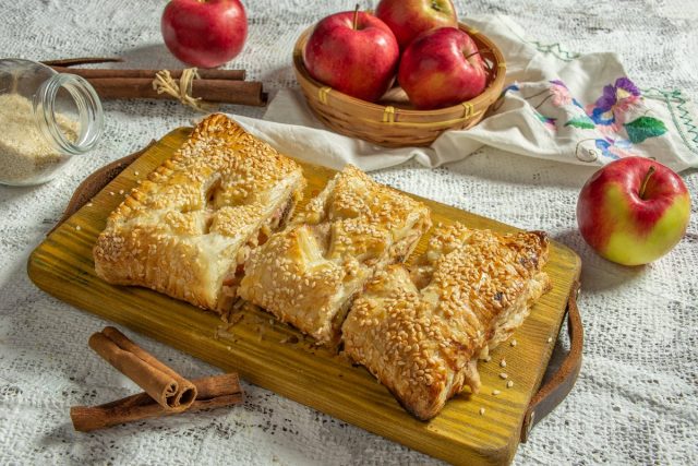 Ароматный пирог из слоёного теста с творогом, яблоком и корицей Ароматный пирог из слоёного теста с творогом, яблоком и корицей