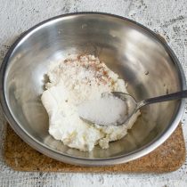 Смешиваем творог, муку, сахарный песок, добавляем корицу Смешиваем творог, муку, сахарный песок, добавляем корицу