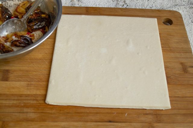 Готовое слоёное бездрожжевое тесто достаём из морозильной камеры за 30 минут до приготовления