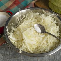 Слегка растираем капусту с солью Слегка растираем капусту с солью