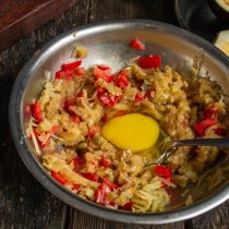 Разбиваем в миску куриное яйцо Разбиваем в миску куриное яйцо