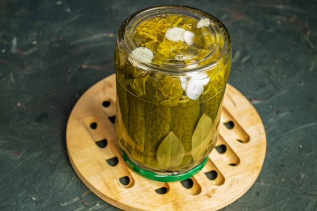 Хрустящие маринованные огурцы дольками готовы, закручиваем и пастеризуем банку Хрустящие маринованные огурцы дольками готовы, закручиваем и пастеризуем банку
