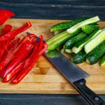 Режем перец узкими ломтиками Режем перец узкими ломтиками