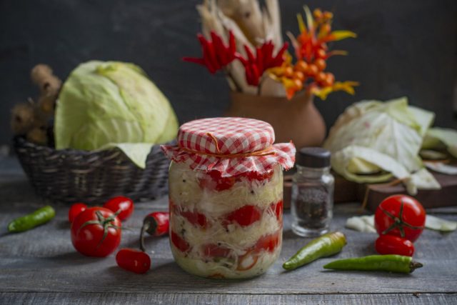 Квашеная капуста с помидорами и перцем чили по-венгерски Квашеная капуста с помидорами и перцем чили по-венгерски