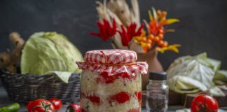 Квашеная капуста с помидорами и перцем чили по-венгерски