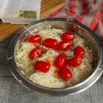 Насыпаем в миску горчицу в зернах и тмин, перемешиваем Насыпаем в миску горчицу в зернах и тмин, перемешиваем