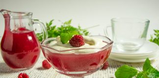 Малиновый кисель со взбитыми сливками — вкусный и простой десерт