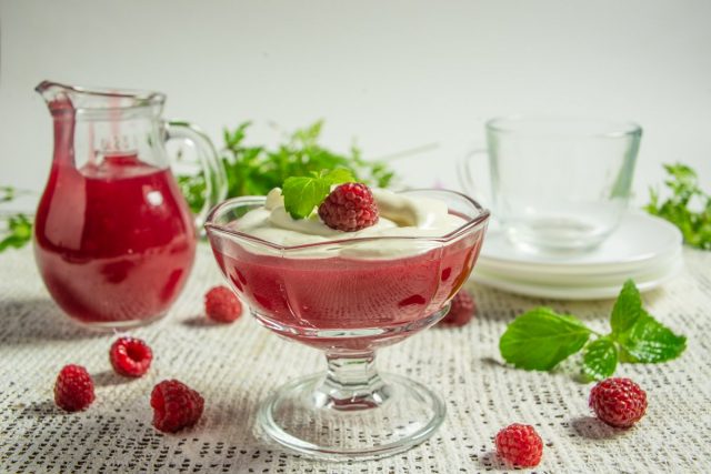 Малиновый кисель со взбитыми сливками — вкусный и простой десерт Малиновый кисель со взбитыми сливками — вкусный и простой десерт