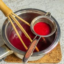Добавляем малиновый сок Добавляем малиновый сок
