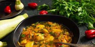 Простой картофельный суп с кабачком на говяжьем бульоне