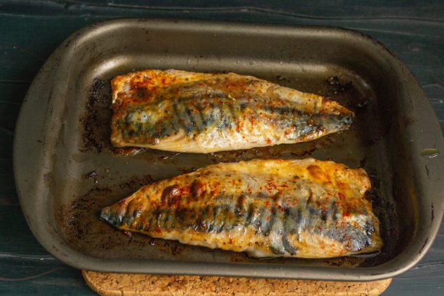 Достаём скумбрию из духовки Достаём скумбрию из духовки