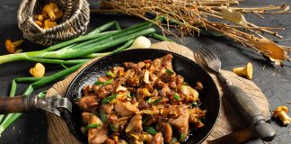 Жареная курица с лисичками — пальчики оближешь