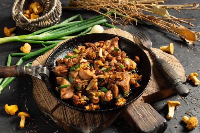 Жареная курица с лисичками — пальчики оближешь!