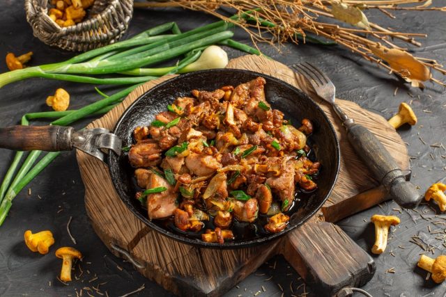 Жареная курица с лисичками — пальчики оближешь Жареная курица с лисичками — пальчики оближешь