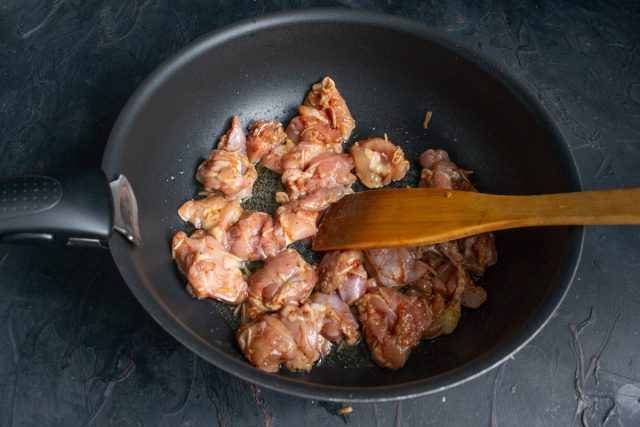 В разогретое масло кладём кусочки курицы, обжариваем В разогретое масло кладём кусочки курицы, обжариваем
